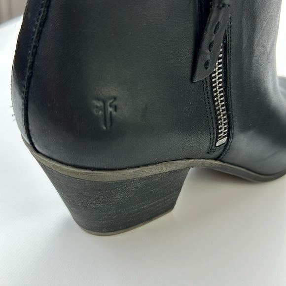 Frye Leather Bootie. Black. Working Zipper on Both Sides of Boot. Sz 9.5. - Picture 13 of 16